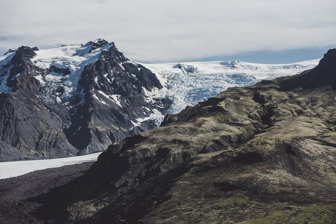 Airplane flight over glacier lagoons and Iceland's highest peak - The short 50-minute loop that connects Iceland’s biggest names