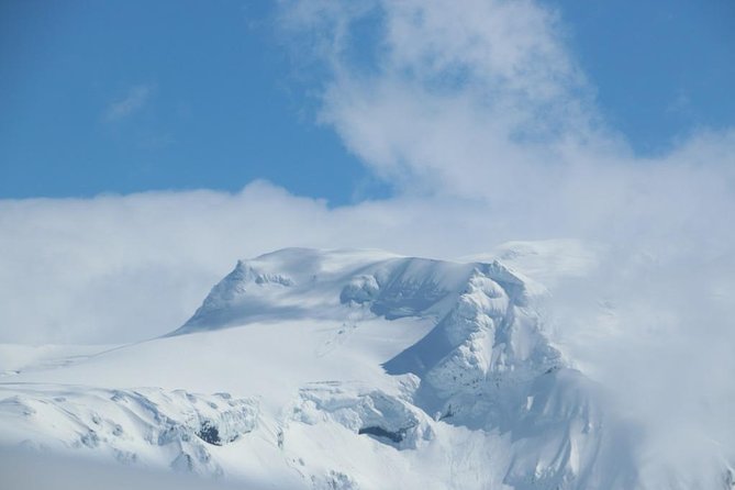 Airplane flight over glacier lagoons and Iceland's highest peak - Hvannadalshnjúkur (2116m): highest peak, seen in context