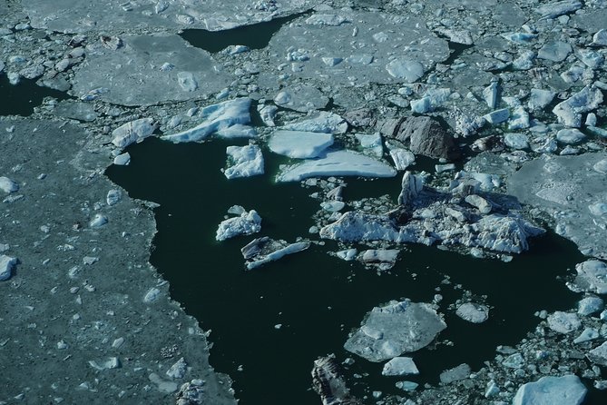 Airplane flight over glacier lagoons and Iceland's highest peak - Why the pilot’s route talk makes the 50 minutes feel longer