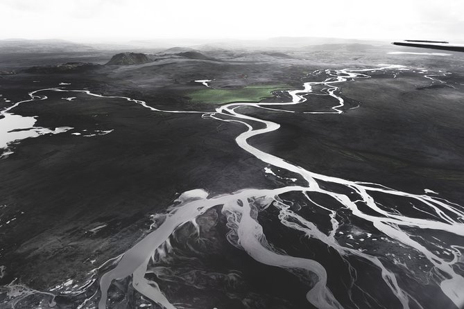 Airplane tour over black sands and riverbeds from Skaftafell - Why the stress-free package format matters in Iceland