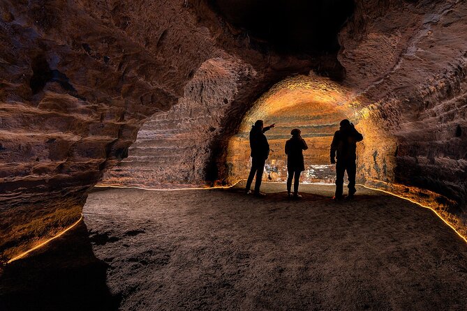 Ancient Historical Site Tour at the Caves of Hella - Inside the warm building: a smart start in the cold