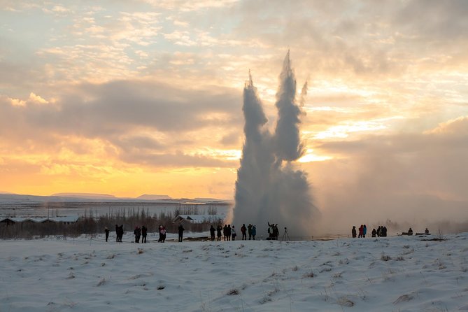 Fontana Geothermal Spa and Golden Circle Tour From Reykjavik - Onboard comfort: Wi-Fi, USB power, and audio guides that actually help