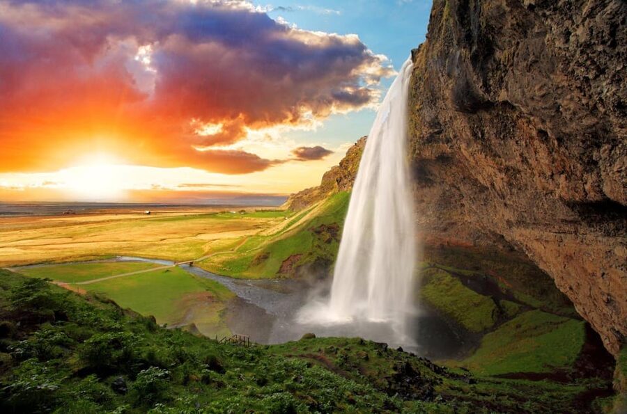 From Reykjavík: Best of Iceland 6-Day Stopover Tour - South Coast and waterfalls day: choosing your wild side