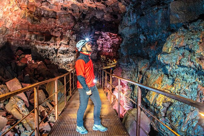 From Reykjavík: Evening Lava Tunnel Tour and Northern Lights Tour - Comfort Details: Hot Cocoa, Blankets, and Wi-Fi in the Cold
