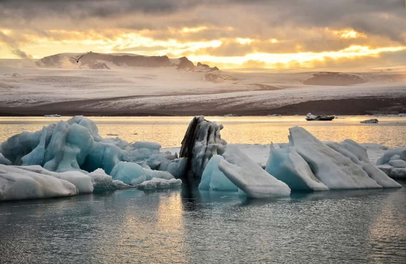 From Reykjavik: Glacier Lagoon and Fjaðrárgjúfur Canyon Tour - Fjadrárgljúfur Canyon in Summer, and the Big Trade-Off in Winter