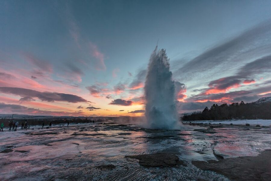 From Reykjavík: Golden Circle & Northern Lights Combo - Northern Lights Hunting: Why Your Guide Picks the Spot, Not the Calendar