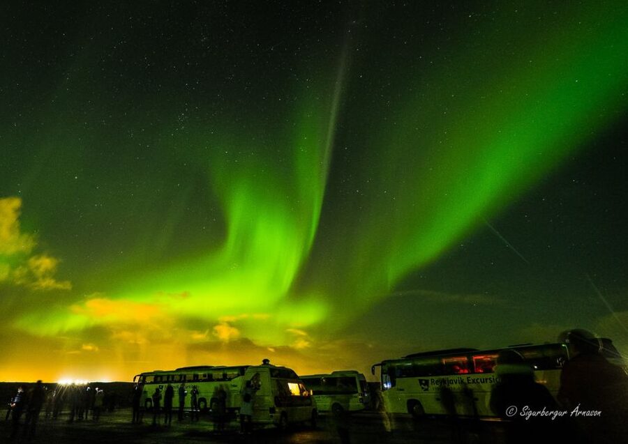 From Reykjavik: Northern Lights Tour - Photo and camera help: what the guides actually do
