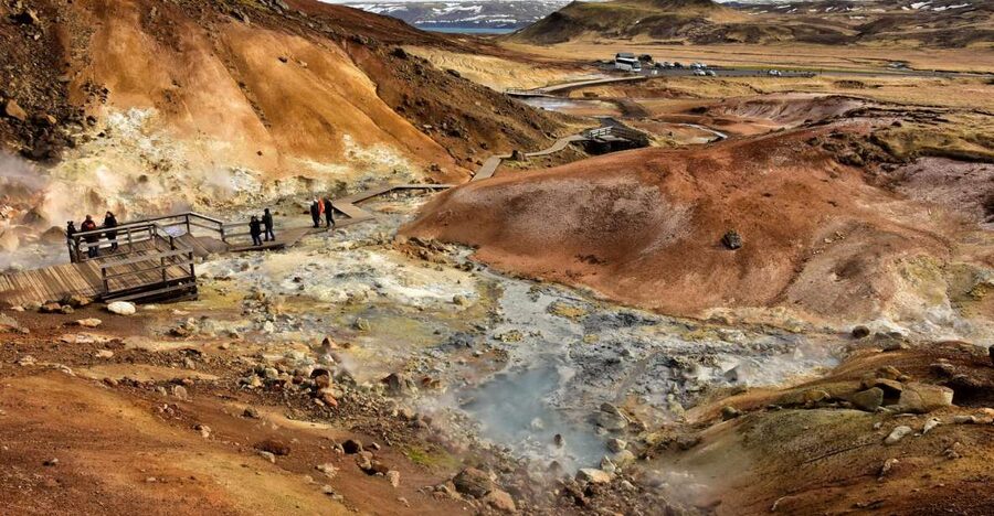 From Reykjavik: Reykjanes Geopark Tour & Airport Transfer - Kleifarvatn Lake and Grænavatn, where the ground feeds the water