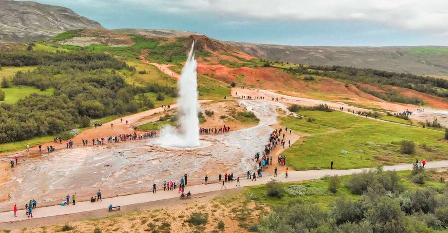 Golden Circle and Kerið Crater Small Group Tour - Geysir and Strokkur: How to Enjoy the Heat and Not Get Stuck Waiting