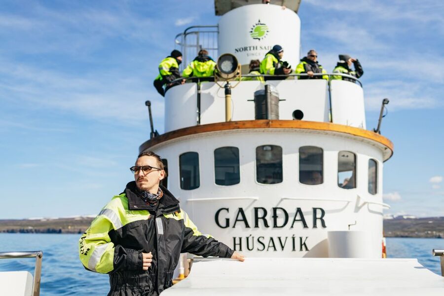 Húsavík: Whale Watching Tour with Guide - What the hot chocolate and cinnamon bun add to the experience