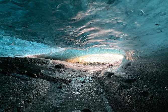 Ice Cave and Glacier Exploration Tour of Vatnajökull from Jökulsárlón - Group size and the small-group advantage on the ice