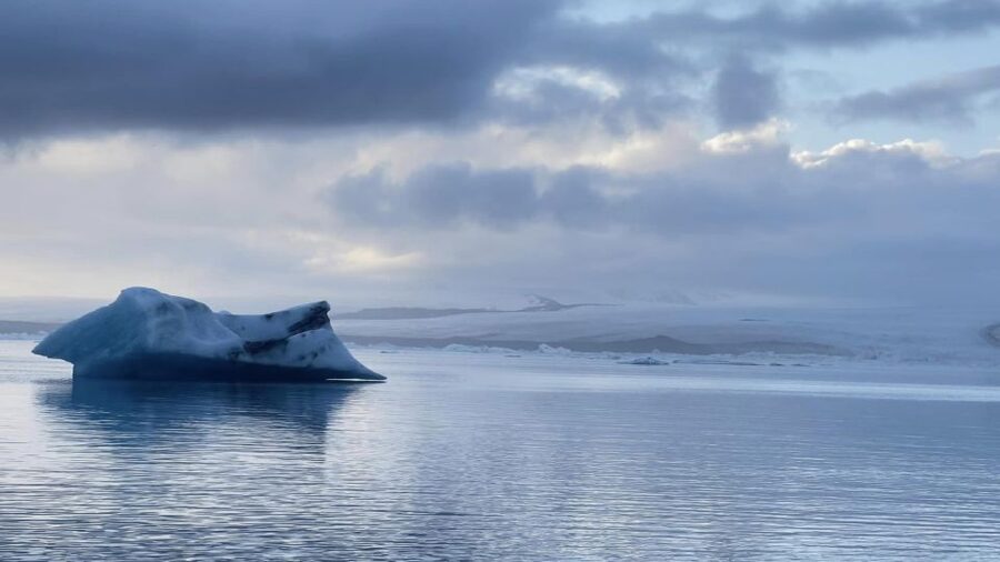 Jökulsárlón Floating Glacier & Diamond Beach Day Tour - Jökulsárlón Lagoon Viewpoints: The Ice Moves Like Water