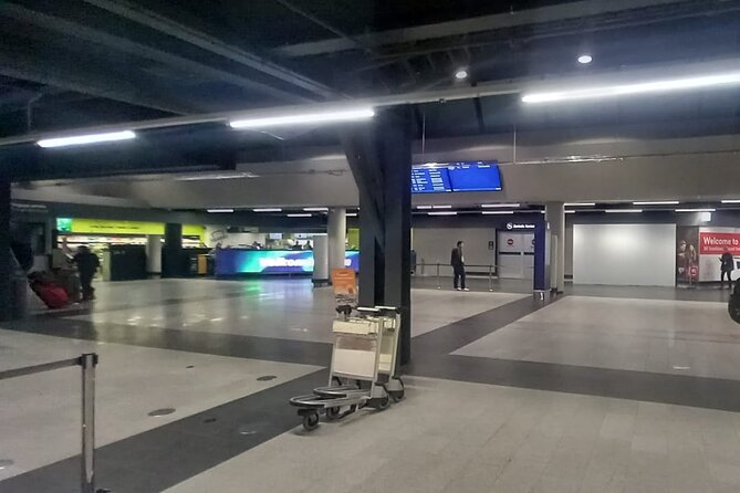 Keflavik International Airport Private Transfer To/From Reykjavik - When Flights Change: flight monitoring and free waiting time