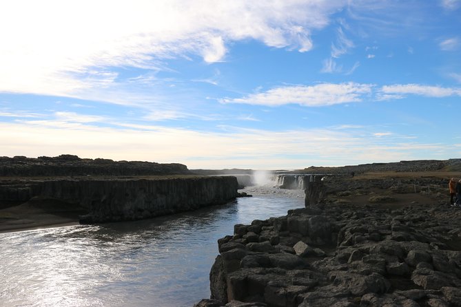 Lake Mývatn and Powerful Dettifoss Day Tour from Akureyri - Námaskarð Hverarönd: hot mud pits in a quick 20 minutes
