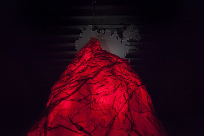 Lava Centre Interactive Volcano Exhibition - The eruption film: a short, focused way to connect it all