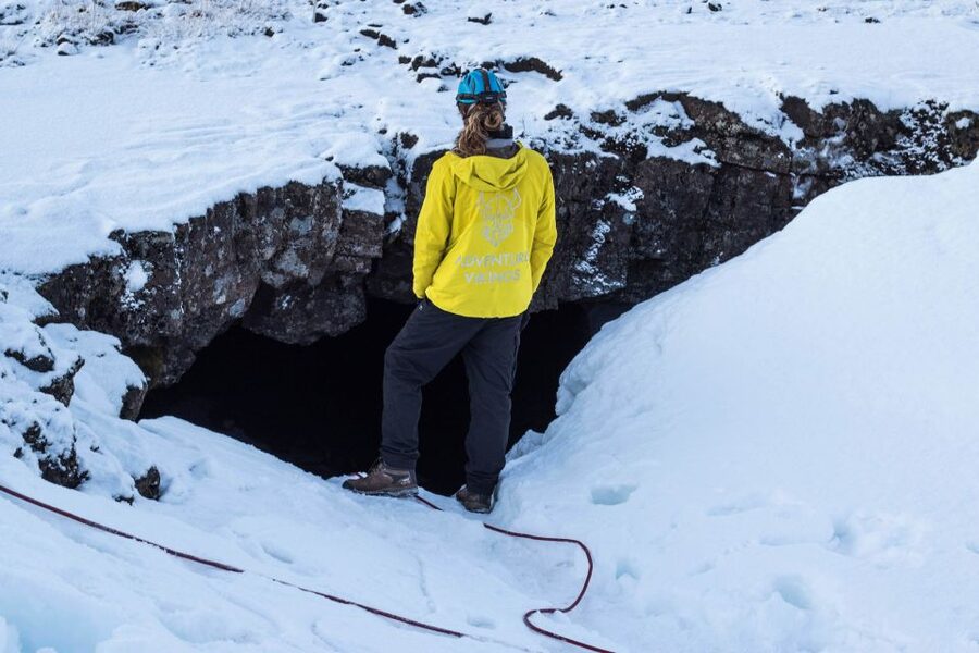Leidarendi Cave: Lava Tunnel Caving from Reykjavik - Entering Leiðarendi: pitch-black walls, circular layout, and the 150-meter approach