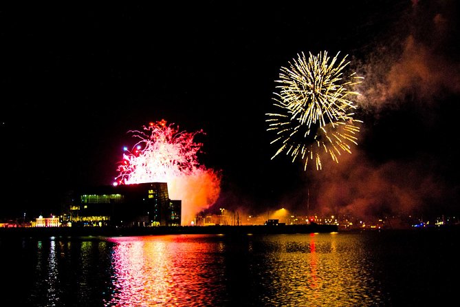 New Year's Eve Fireworks Cruise in Reykjavik - Reykjavik at 11:00 pm: why the harbor departure matters