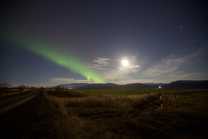 Northern Lights Classic MiniBus Tour from Akureyri - Hot Chocolate, Cookies, and How to Survive the Waiting
