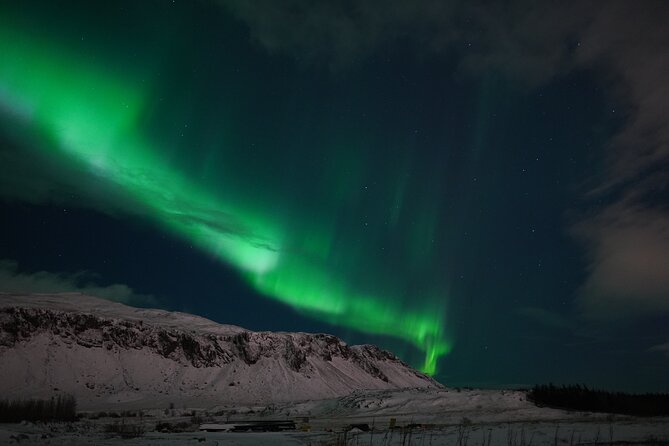 Northern Lights In luxury off-road SUV with Photos and Treats - Complimentary Professional Photos: Use the Cameras Less