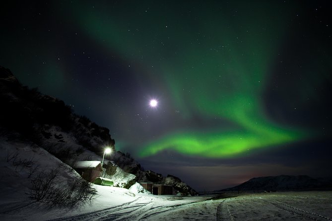 Northern Lights Minibus Tour with Hot Cocoa, Blankets & Photos - Stop 1: The countryside scout mission starts outside the city