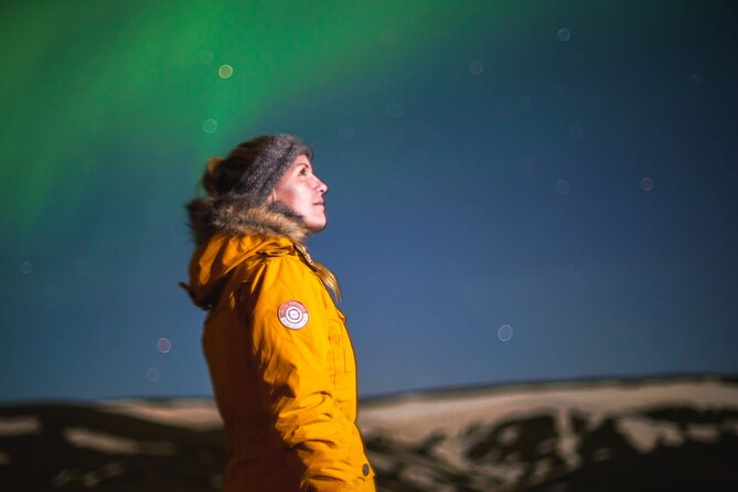 Northern Lights Minibus Tour with Hot Cocoa, Blankets & Photos - Stop 2: The lights show, plus blankets, cocoa, and photo help