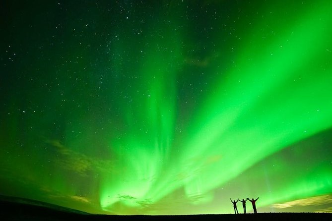 Northern Lights Minibus Tour with Hot Cocoa, Blankets & Photos - Pickup, timing, and why 20:30 matters in winter