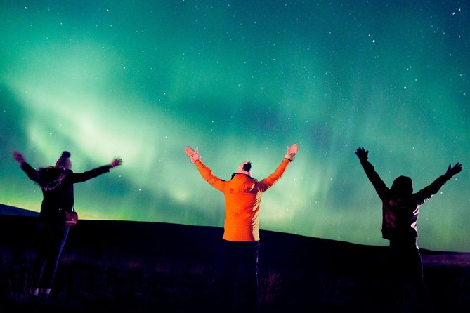 Northern Lights Small Group Tour from Reykjavik with Free Photos - Snacks, Hot Chocolate, and Standing Still Without Freezing