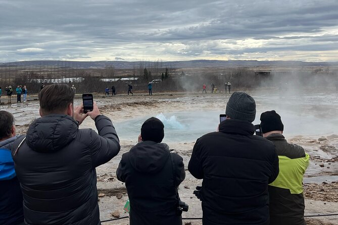 Private Guided Tour Golden Circle & Friðheimar Greenhouse Iceland - Þingvellir National Park: walking between the American and Eurasian plates