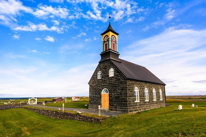 Reykjanes peninsula - Brimketill: a short windy coastal hit where waves meet lava