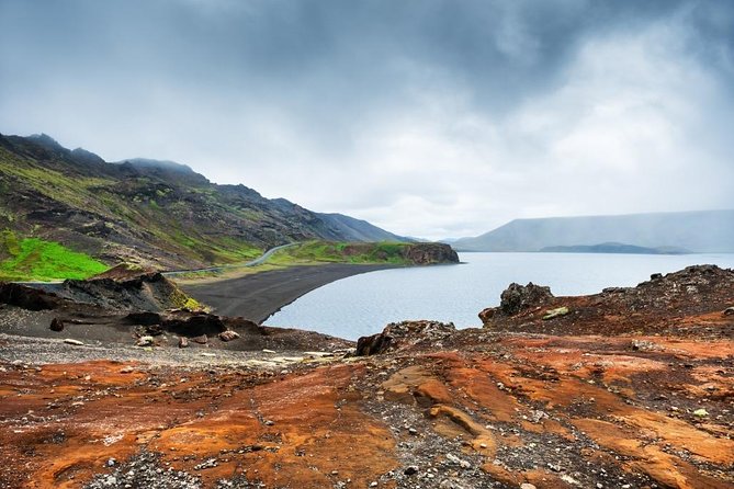 Reykjanes Peninsula Tour - Kleifarvatn Lake: the geothermal water that invites brave swimmers
