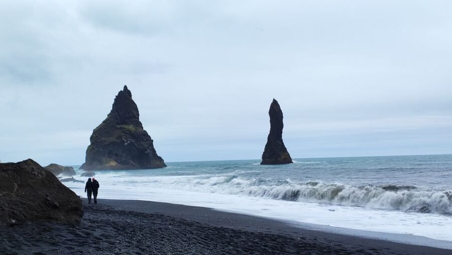 Reykjavík: 2-Day Tour with Icebergs, Glaciers & Waterfalls - Day 2: Jökulsárlón lagoon ice, Diamond Beach vibes, and Fjárðrárgljúfur