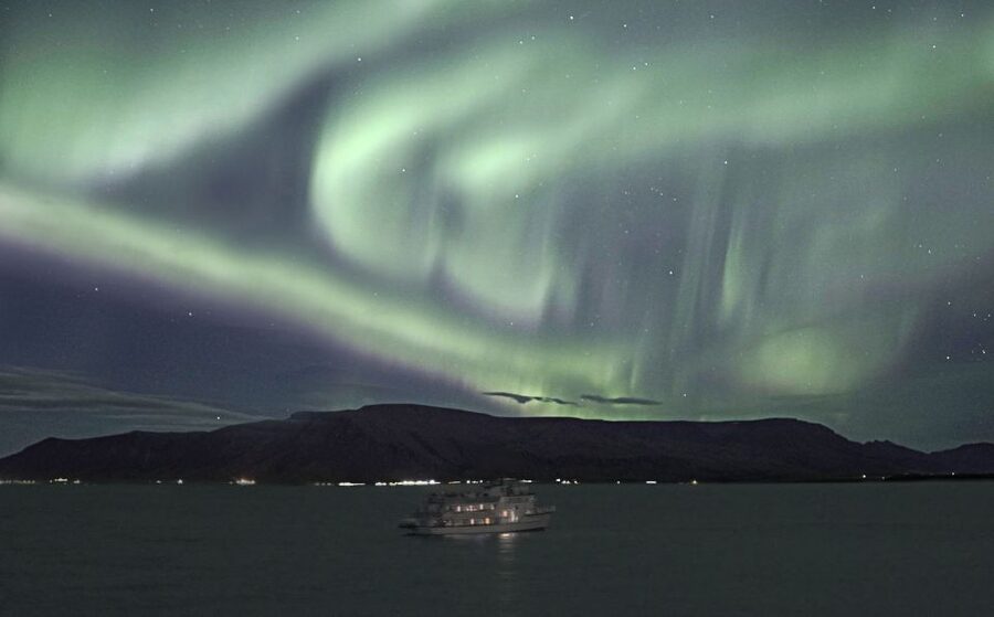 Reykjavik: 2-Hour Northern Lights by Boat with Backup Plan - Faxaflói Bay on the water: what you should look for