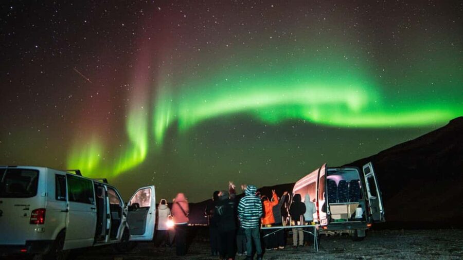 Reykjavík: 4x4 Minibus Northern Lights with Photo and Cocoa - Key things to know before you go