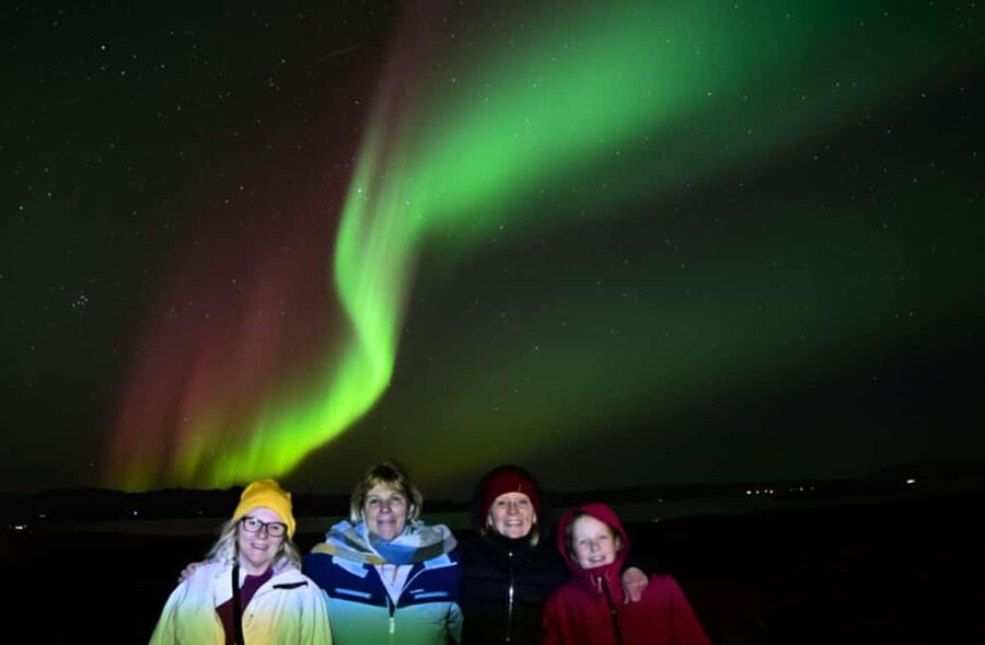 Reykjavík: 4x4 Minibus Northern Lights with Photo and Cocoa - Photo help that goes beyond pointing at the sky