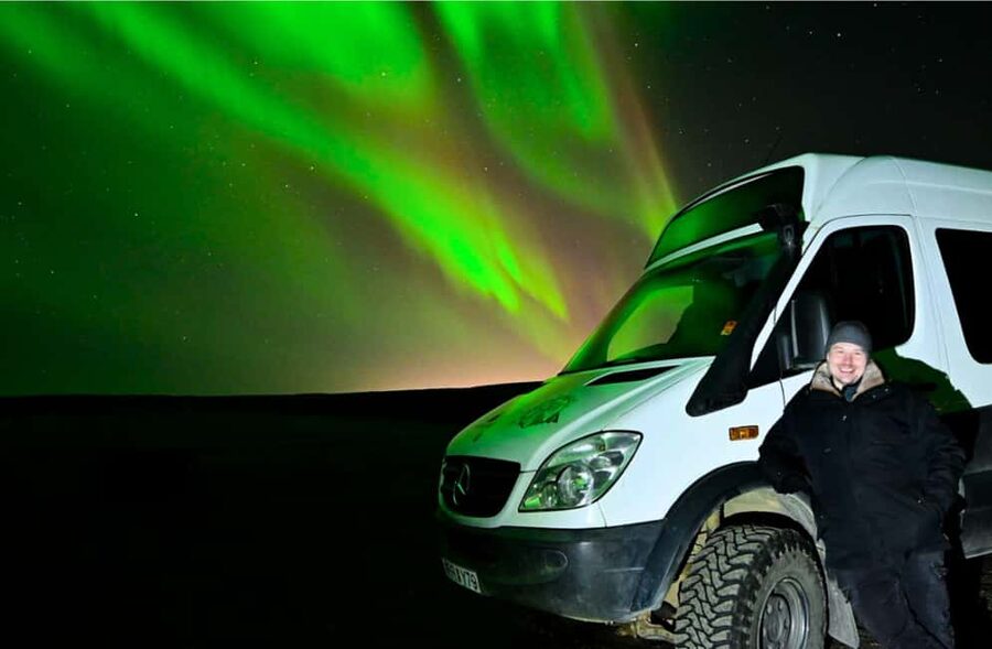 Reykjavík: 4x4 Minibus Northern Lights with Photo and Cocoa - What the four-hour rhythm feels like