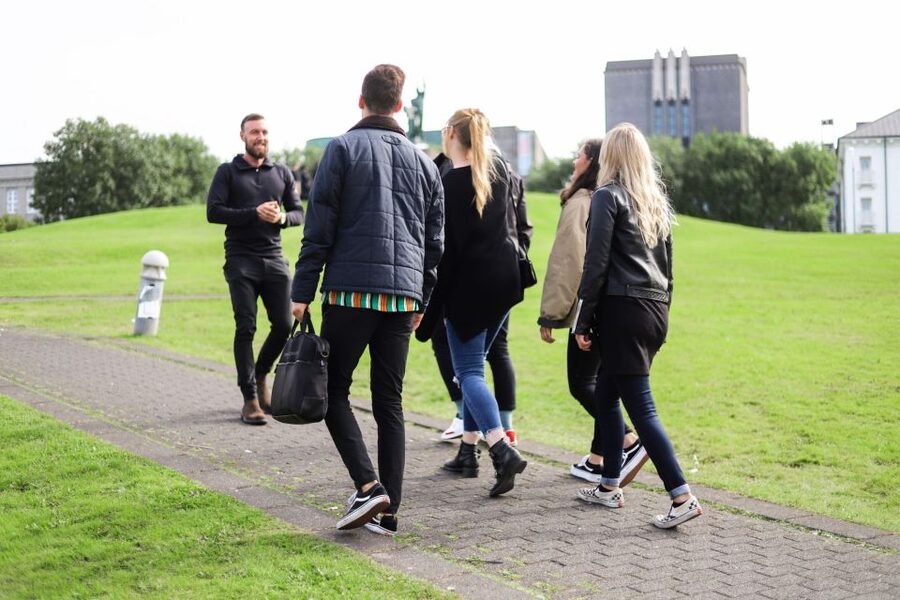 Reykjavik: Evening Icelandic Food and Drink Tour - What makes the guide matter more than the menu
