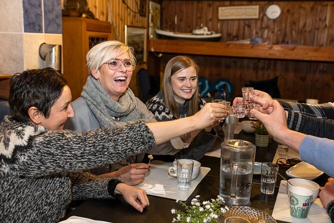 Reykjavik Food Lovers Tour - Icelandic Traditional Food - Icelandic street food and lamb soup: food in a bowl
