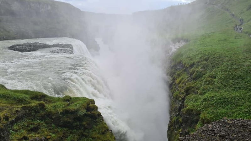 Reykjavík: Golden Circle, 2 Geysers & Geothermal Bakery Tour - Kerið crater: volcanic scale you can feel