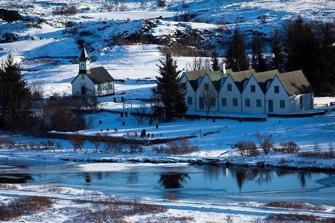 Reykjavik: Golden Circle and Northern Lights Small-Group Tour - Northern lights hunting: better spots, warm extras, and no guarantees