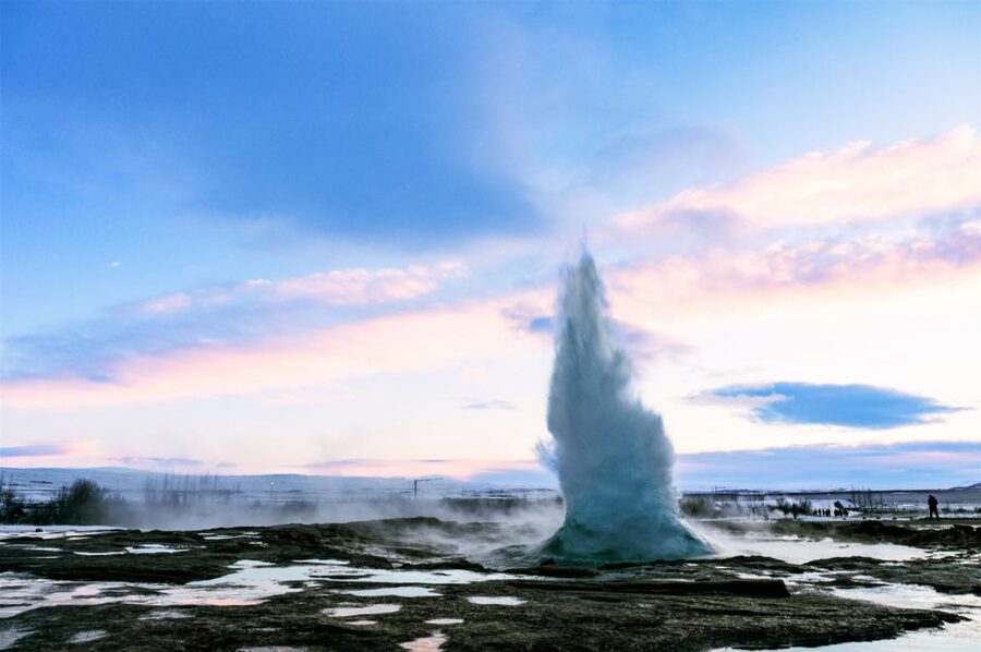 Reykjavik: Golden Circle Full-Day Tour with Kerid Crater - What you actually get from a live guide on a coach day