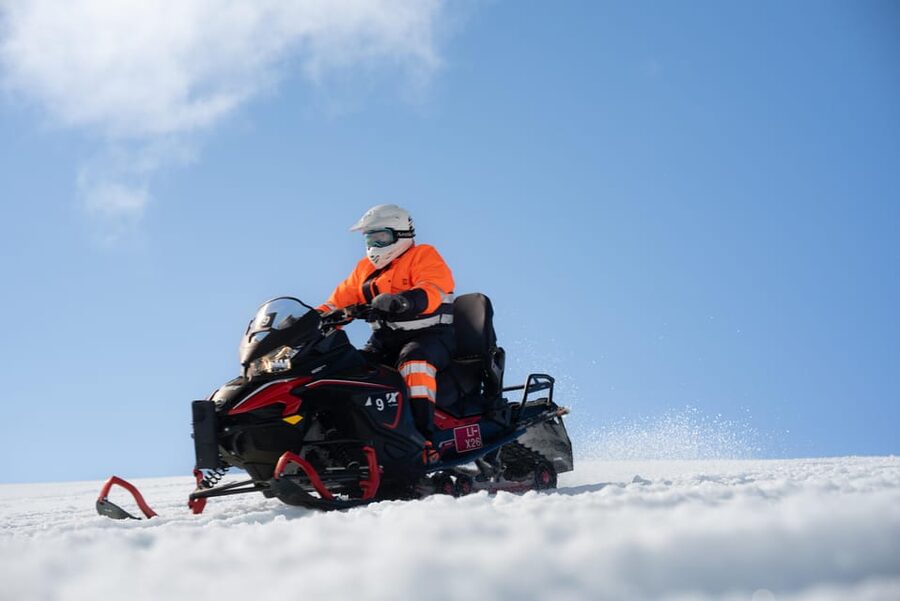 Reykjavik: Golden Circle Super Jeep Tour with Snowmobiling - Þingvellir National Park: history and rock formations in a 30-minute pause