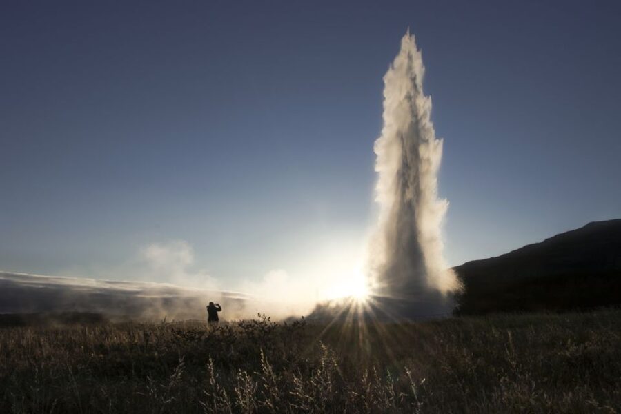 Reykjavik: Golden Circle, Tomato Farm and Kerið Crater Tour - Gullfoss Waterfall: iconic power with real wind to deal with