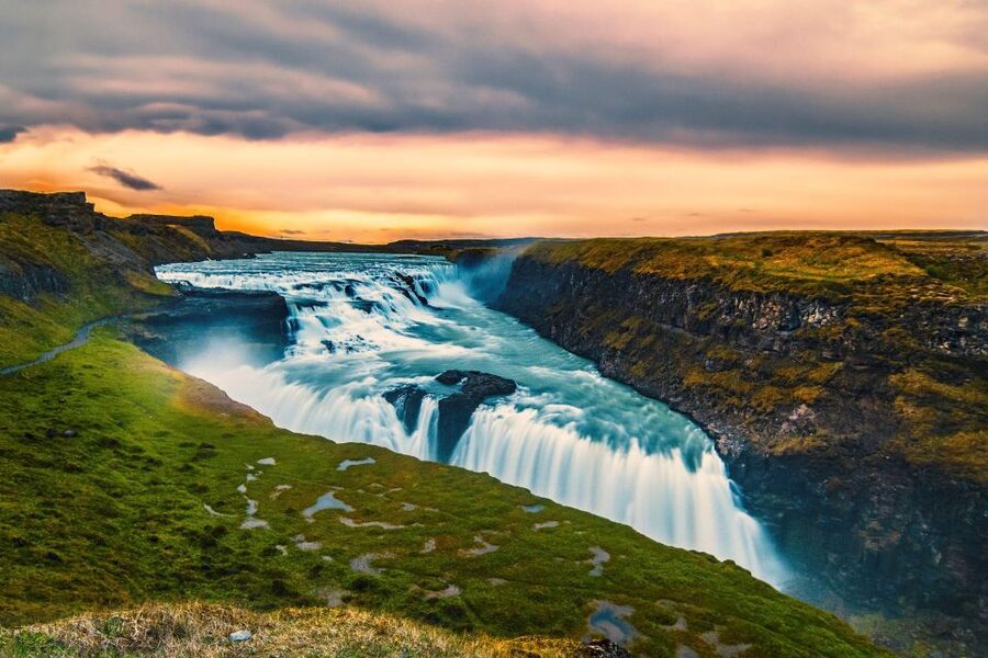 Reykjavik: Golden Circle, Tomato Farm and Kerið Crater Tour - Þingvellir National Park: the tectonic plates behind the photos