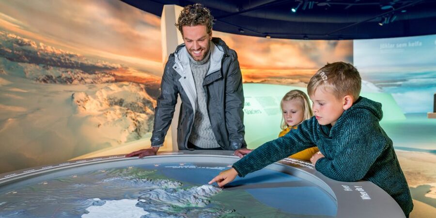 Reykjavík: Golden Circle Tour & Perlan Museum Tour - Pickup and coach timing: why 30 minutes matters