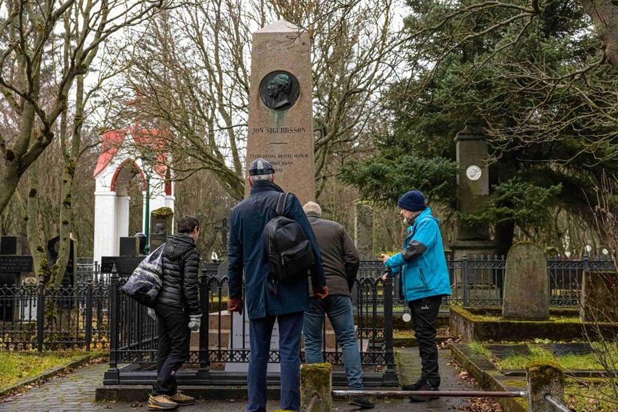 Reykjavik: Guided Folklore Walking Tour - Quick hits on Reykjaviks folklore walk