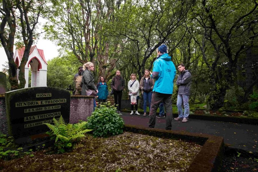 Reykjavik: Guided Folklore Walking Tour - Lake Tjörnin and Austurvöllur: folklore you can picture