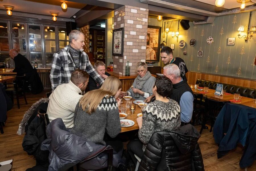 Reykjavik: Icelandic Food Tour - Hlöllabátar meeting point and the walk that orients you fast