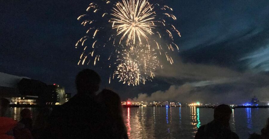 Reykjavik: New Year's Eve Fireworks Cruise - Why Reykjavik fireworks look better from Faxaflói Bay