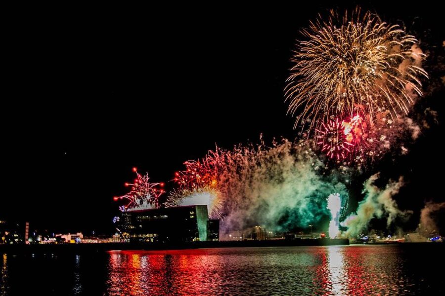 Reykjavik: New Year's Eve Fireworks Cruise - Finding your spot: indoor saloon vs open-air deck