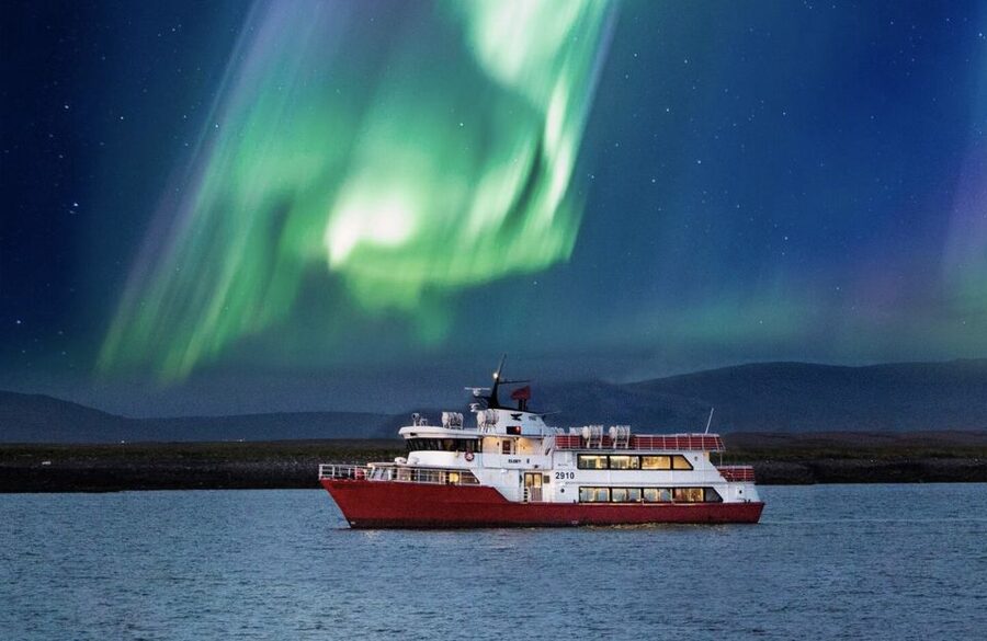 Reykjavík: Northern Lights Cruise - Photography on a moving boat: helpful, but not magic